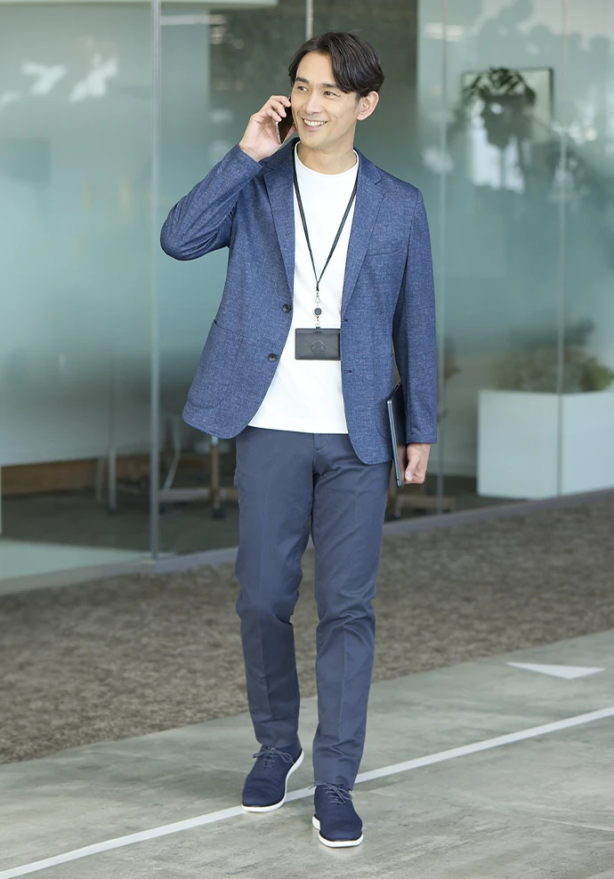表情の異なるネイビーで組み立てる、大人の洗練ジャケパンスタイル。