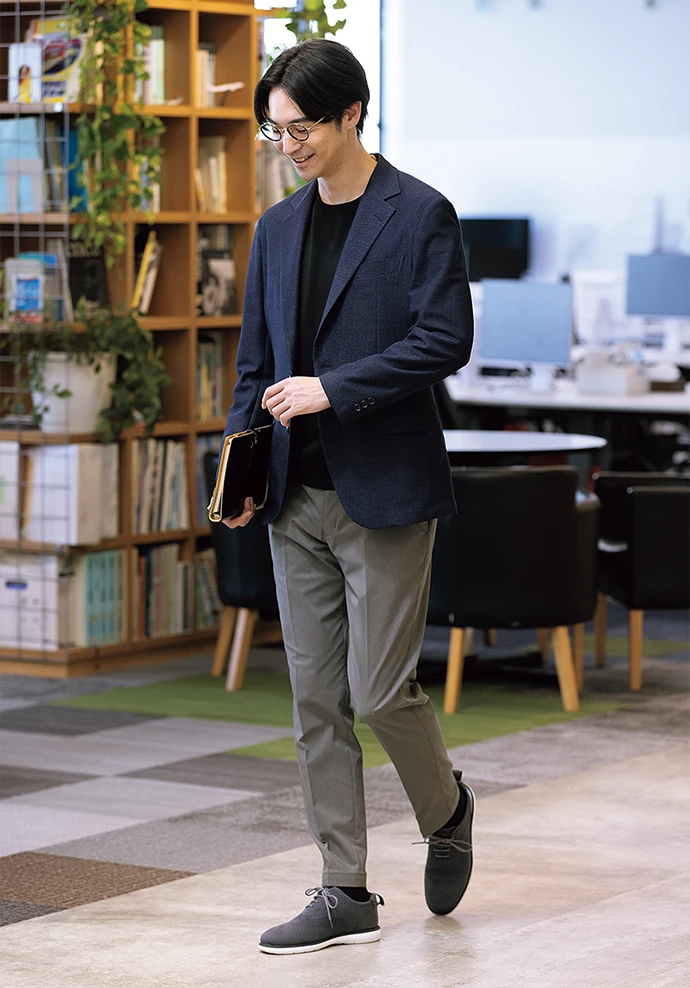 黒インナー×グレーパンツで作る、都会的なジャケパンスタイル。