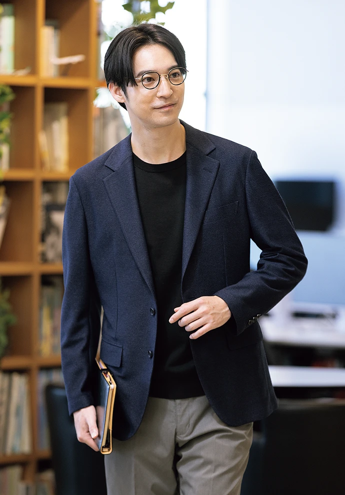 黒インナー×グレーパンツで作る、都会的なジャケパンスタイル。