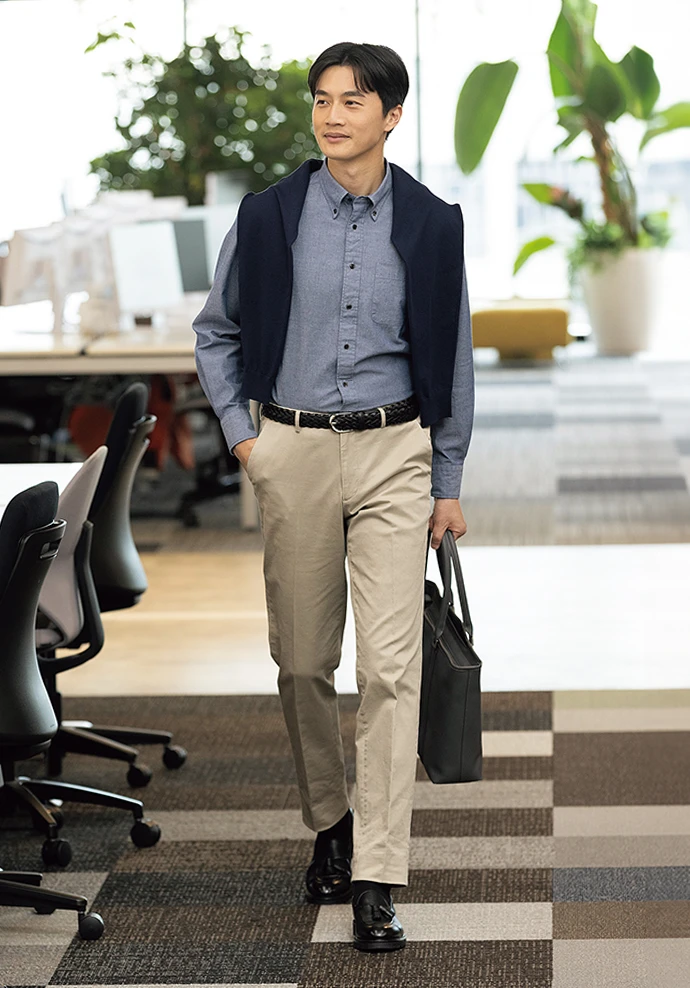 ブルーとベージュの春色コーデに肩掛けニットでこなれ感をプラス。