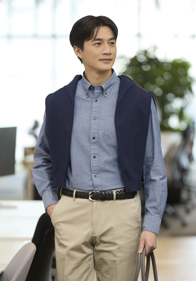 ブルーとベージュの春色コーデに肩掛けニットでこなれ感をプラス。