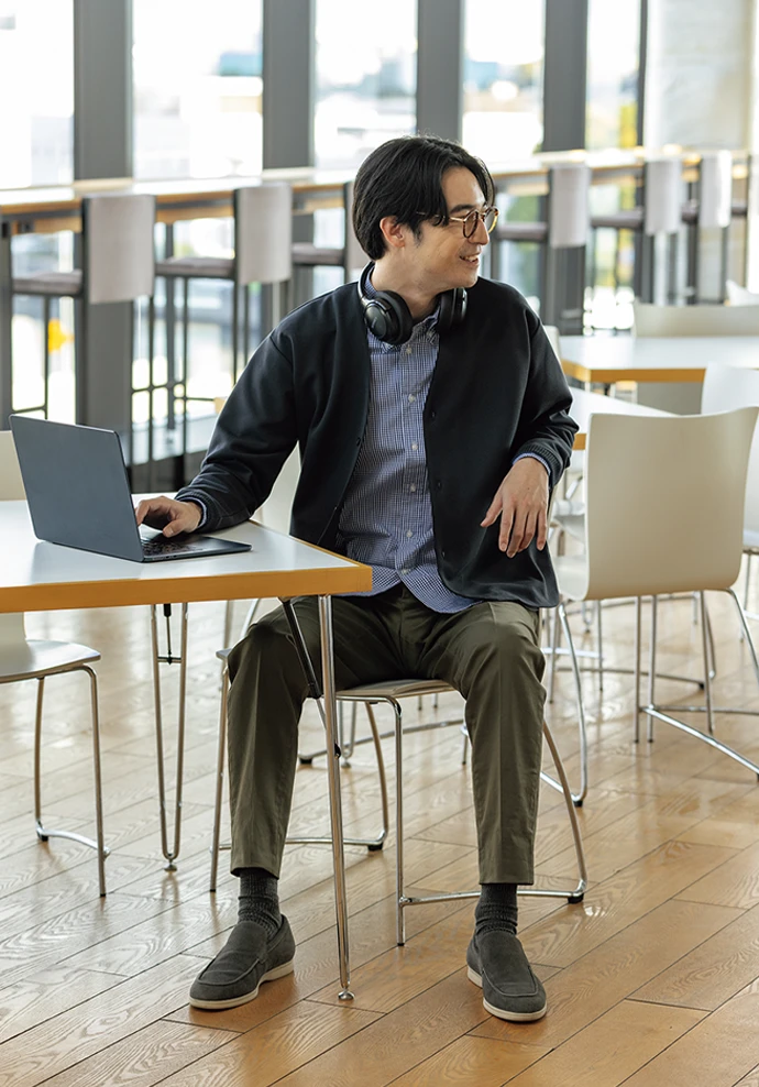 チェックシャツとカーキパンツで作る、都会的なオフィカジコーデ。