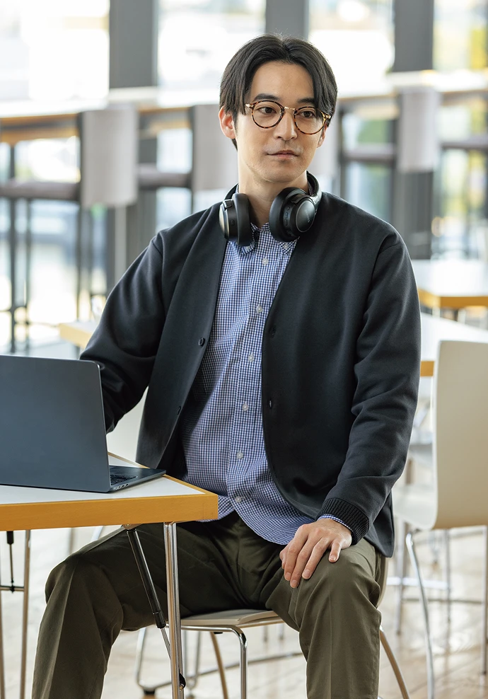 チェックシャツとカーキパンツで作る、都会的なオフィカジコーデ。