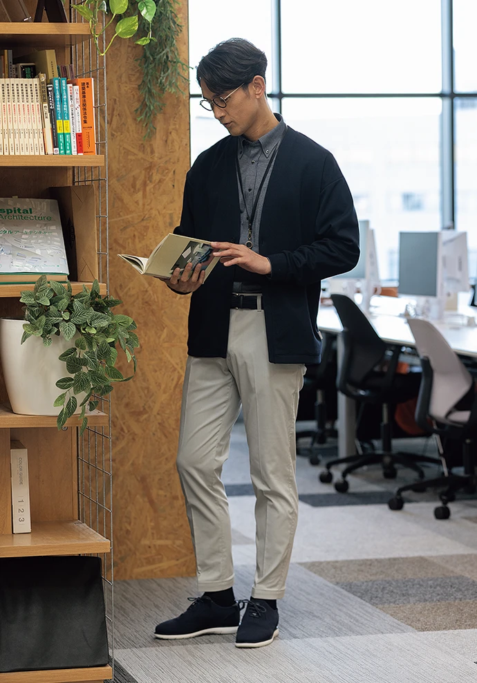 ネイビーカーディガンで作る、清潔感溢れるワークスタイル。