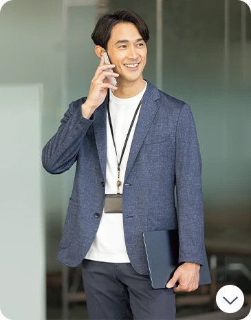 表情の異なるネイビーで組み立てる、大人の洗練ジャケパンスタイル。