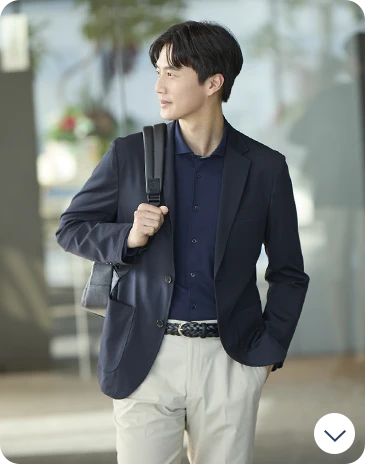 ネイビーとオフホワイトで作る、洗練されたコントラストコーデ。