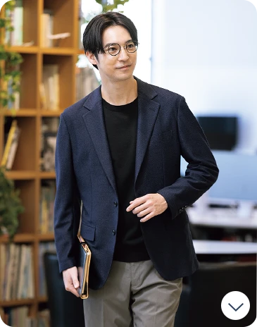 黒インナー×グレーパンツで作る、都会的なジャケパンスタイル。