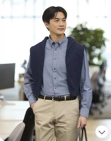 ブルーとベージュの春色コーデに肩掛けニットでこなれ感をプラス。