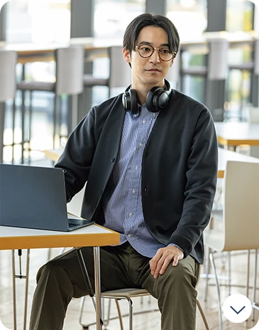 チェックシャツとカーキパンツで作る、都会的なオフィカジコーデ。