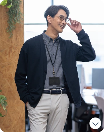 ネイビーカーディガンで作る、清潔感溢れるワークスタイル。