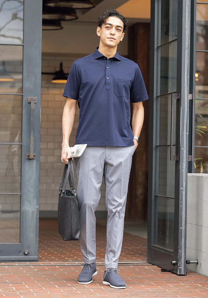 濃紺ジャージーポロとライトグレーパンツのコーデ
