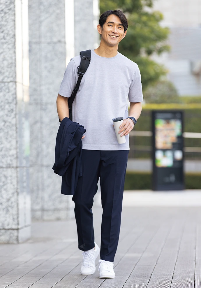 紺パジャマスーツとTシャツのコーデ