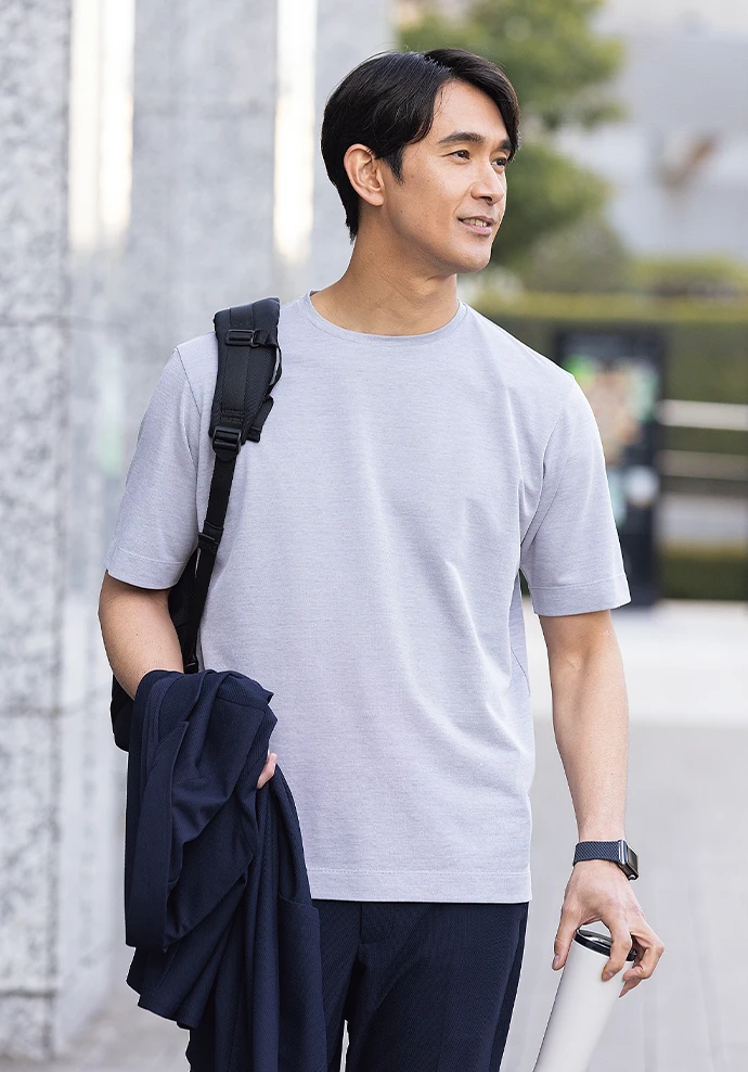 紺パジャマスーツとTシャツのコーデ