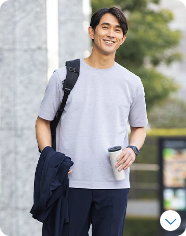 紺パジャマスーツとTシャツのコーデ