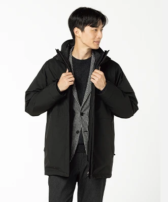 無駄のないシンプルデザインで、仕事にも休日にも合わせやすい。