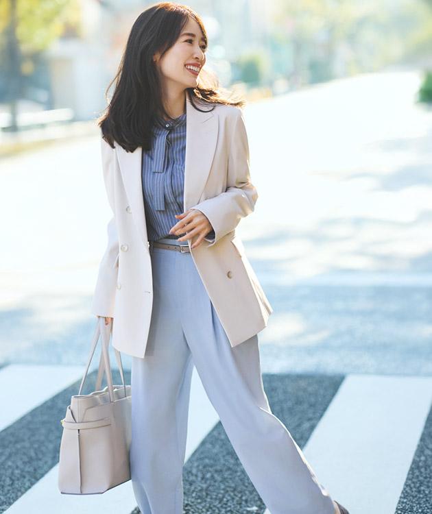 オフホワイトのジャケットなら、さらに洗練された表情に