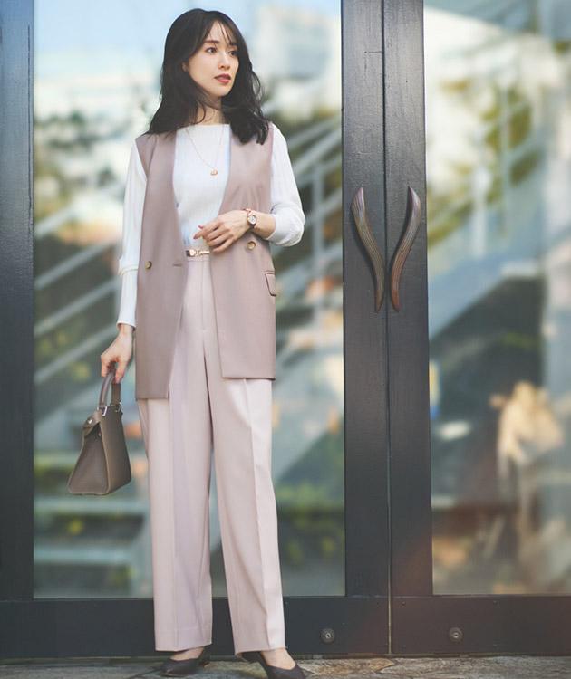 旬のムードを呼び込むベージュジレ×薄ピンクのパンツ