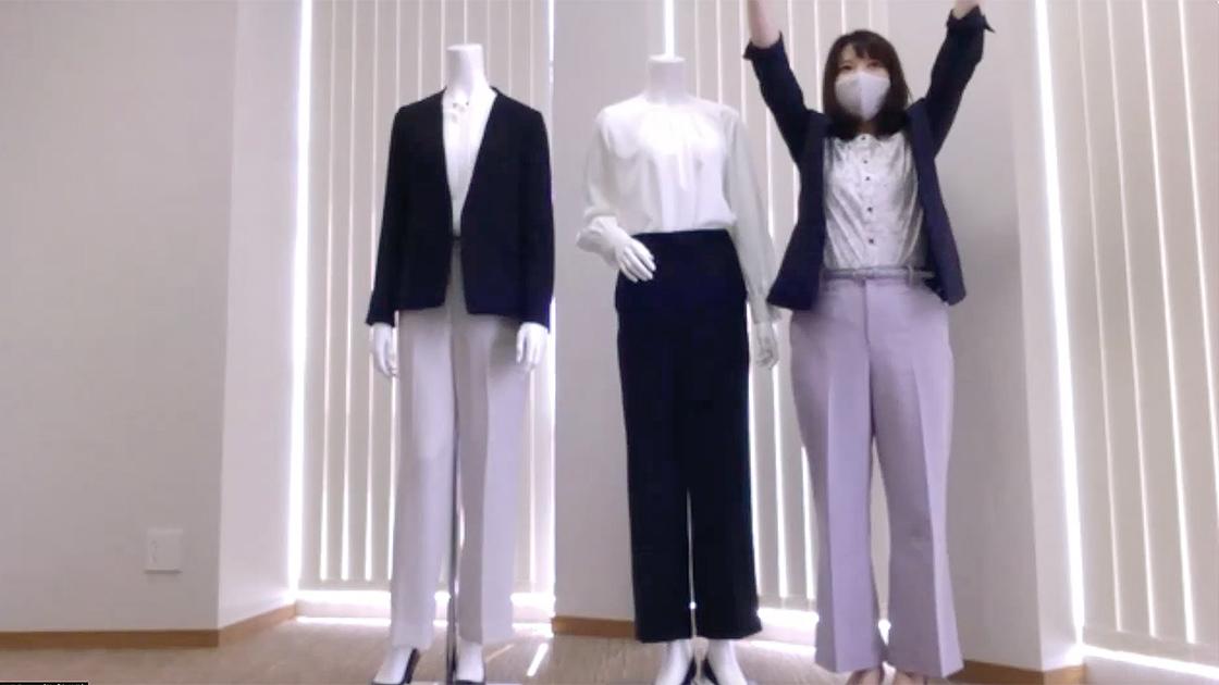 万歳して手を下ろすとブラウスが自然な感じで外に
