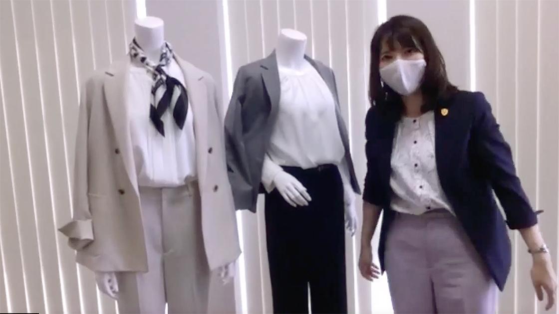 ジャケットと同じ色が入った柄のスカーフを首元に巻いていただくと程よいアクセントになりながらも馴染みやすい