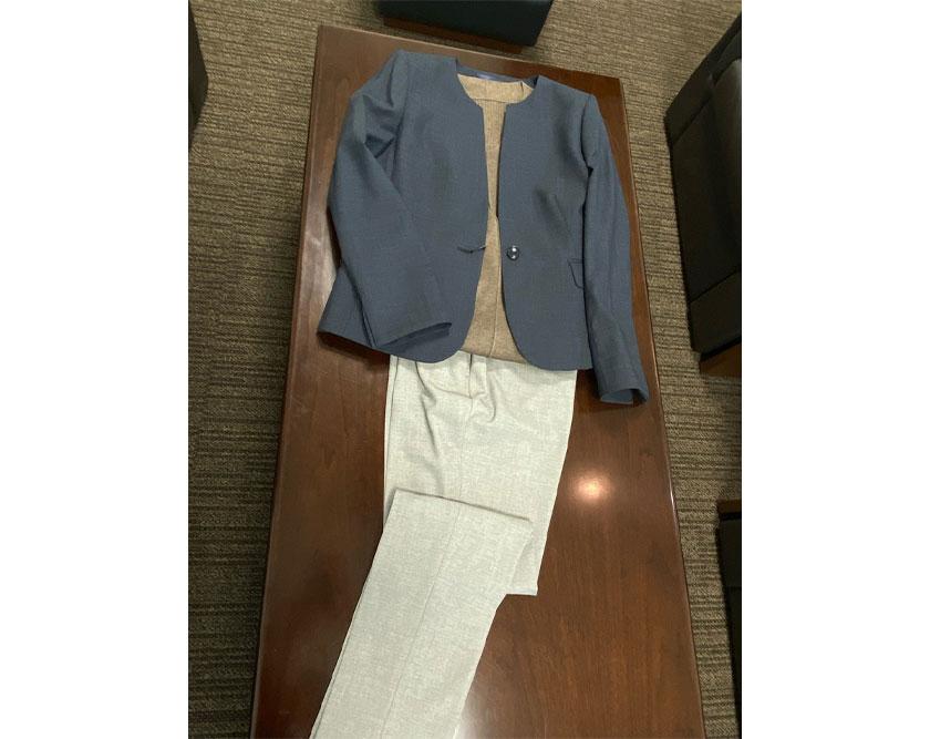 紺色のジャケットはグレーのパンツと合わせるだけで一気におしゃれに 紺色のジャケットはグレーのパンツと合わせるだけで一気におしゃれに