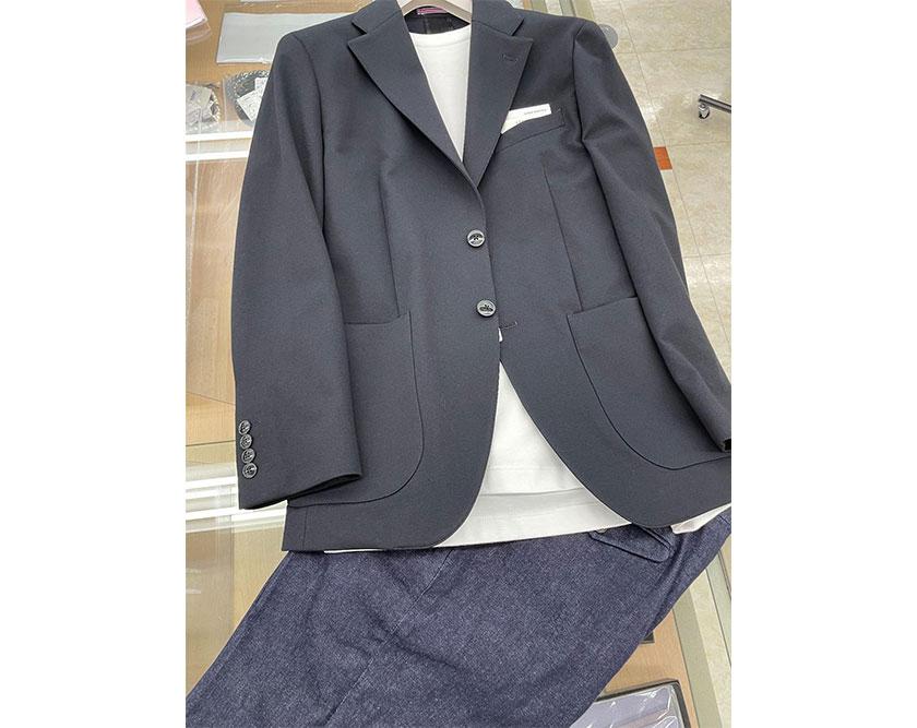 カジュアル素材×フォーマルシルエットのジャケットでくだけすぎないラフなフォーマルさを出す