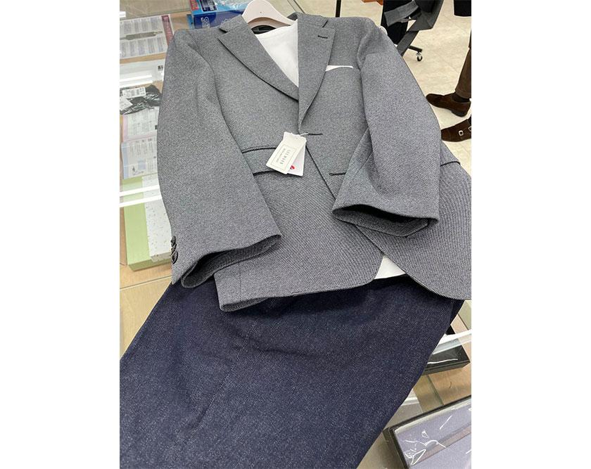 カジュアル素材×フォーマルシルエットのジャケットでくだけすぎないラフなフォーマルさを出す
