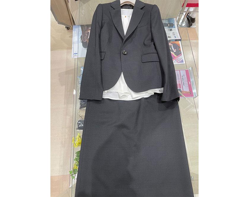 スカートコーデはグレーカラーを取り入れてすっきりと