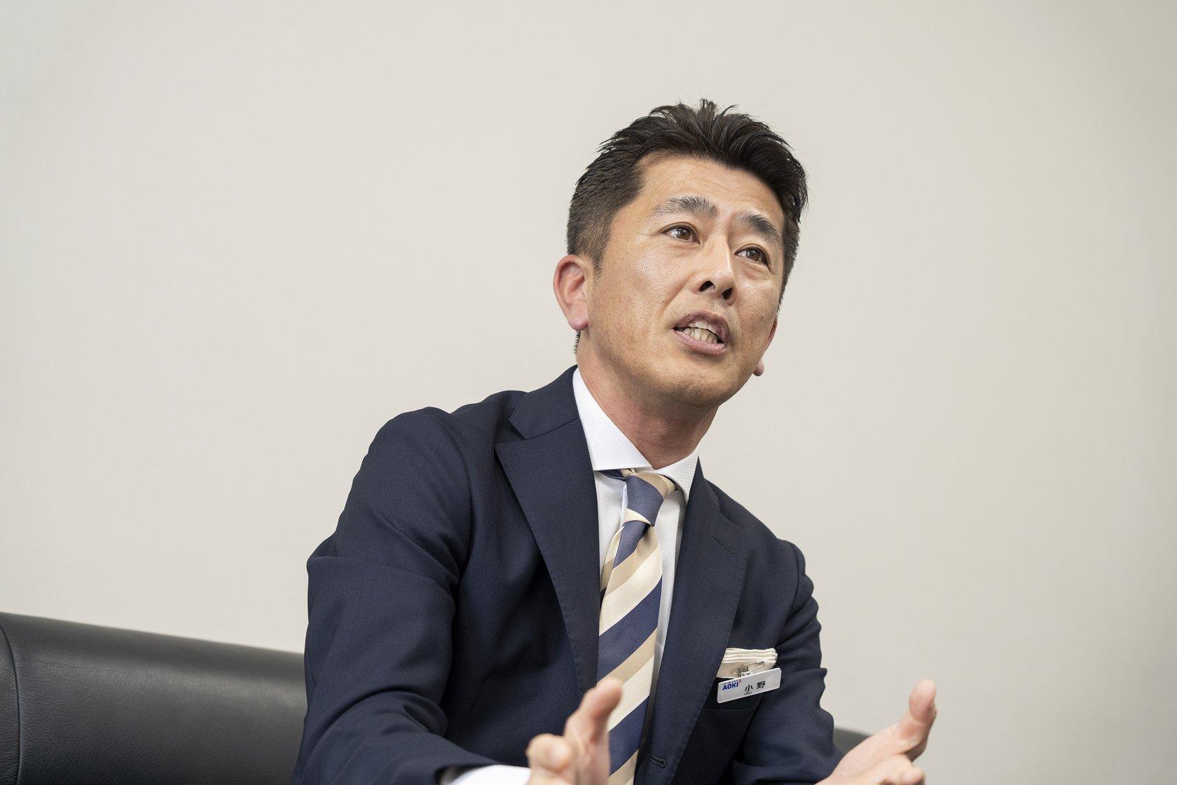 適正なサイズ感のスーツスタイル