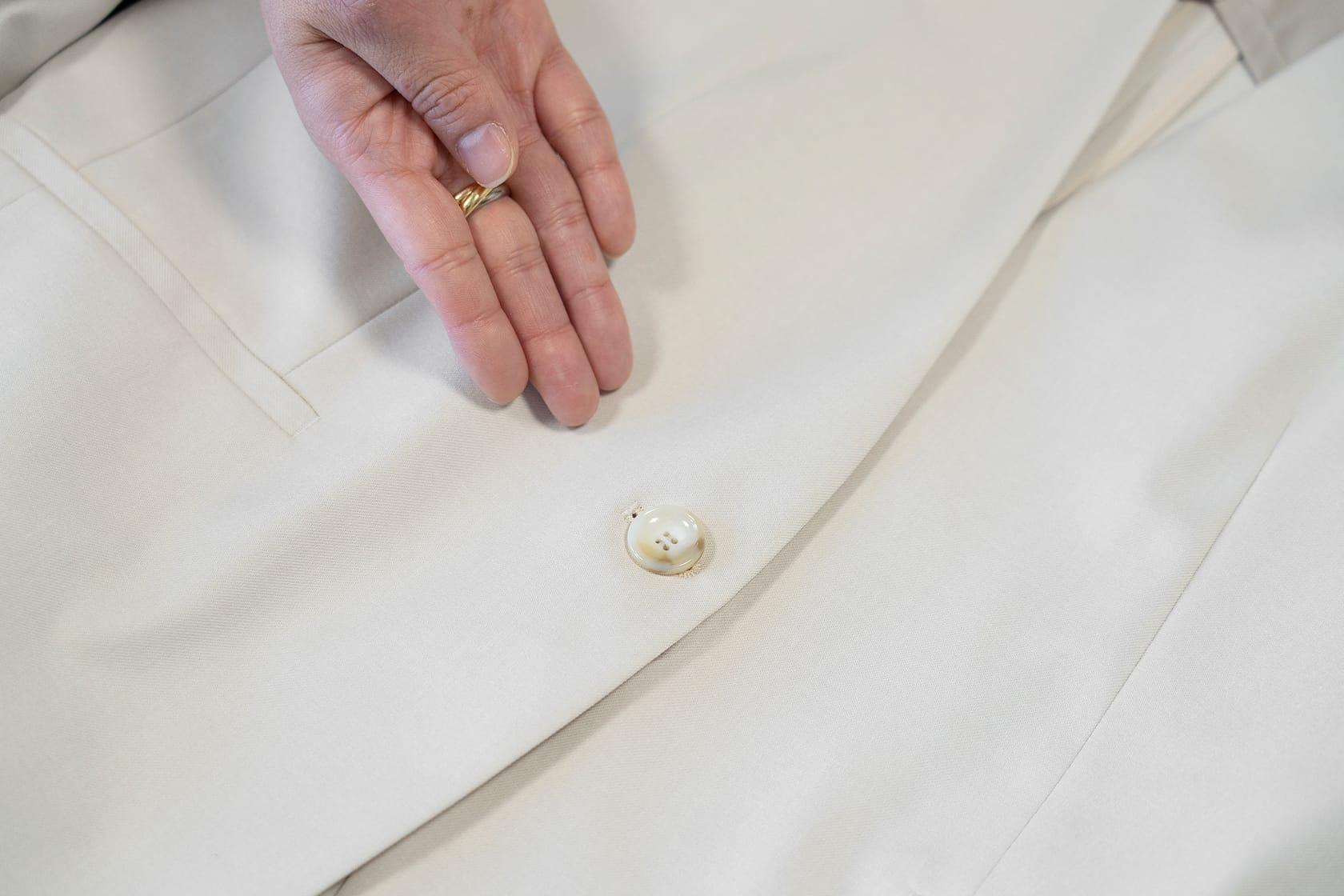 ジャケットのボタンデザイン。ダブルジャケットとノーカラージャケットのボタンの違い