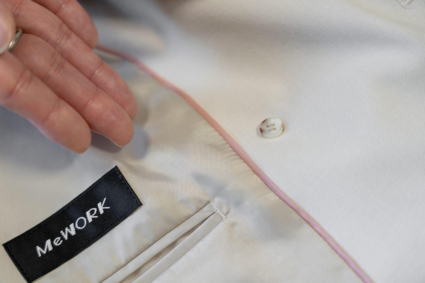 オフホワイトの裏地アクセントカラー。淡いピンク色のあたたかみとやわらかさ