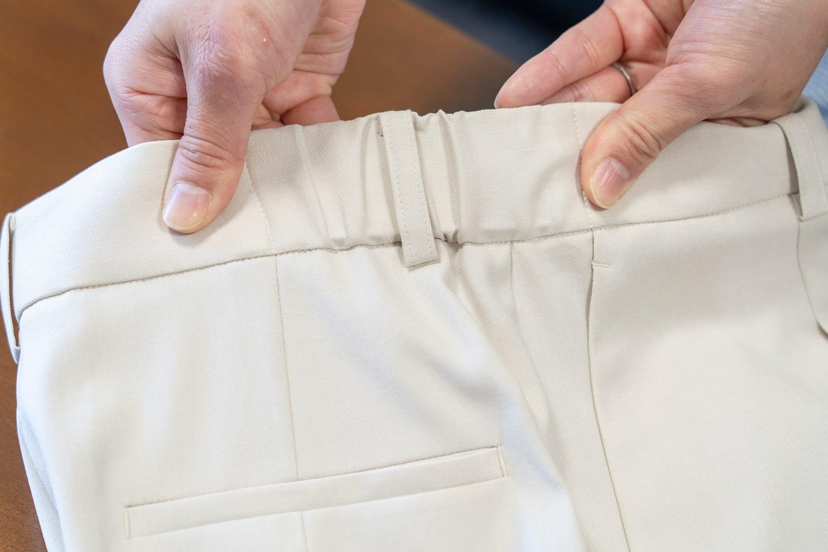 パンツやスカートのウエスト部分。サイドや背面にゴムを入れたゆったりデザイン