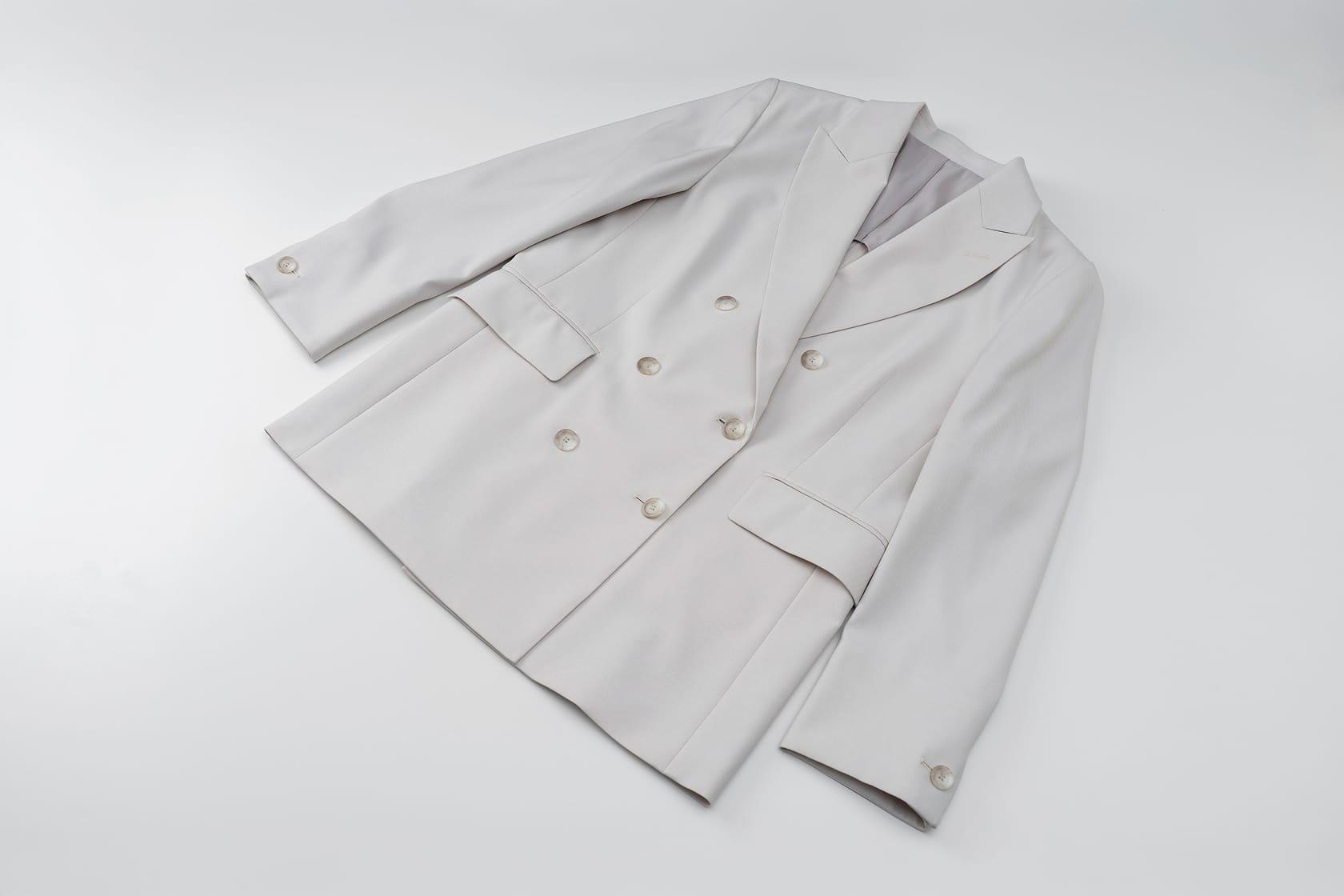 ダブルジャケットのシルエット。背中側の腰に絞りを入れたすっきり見えるデザイン