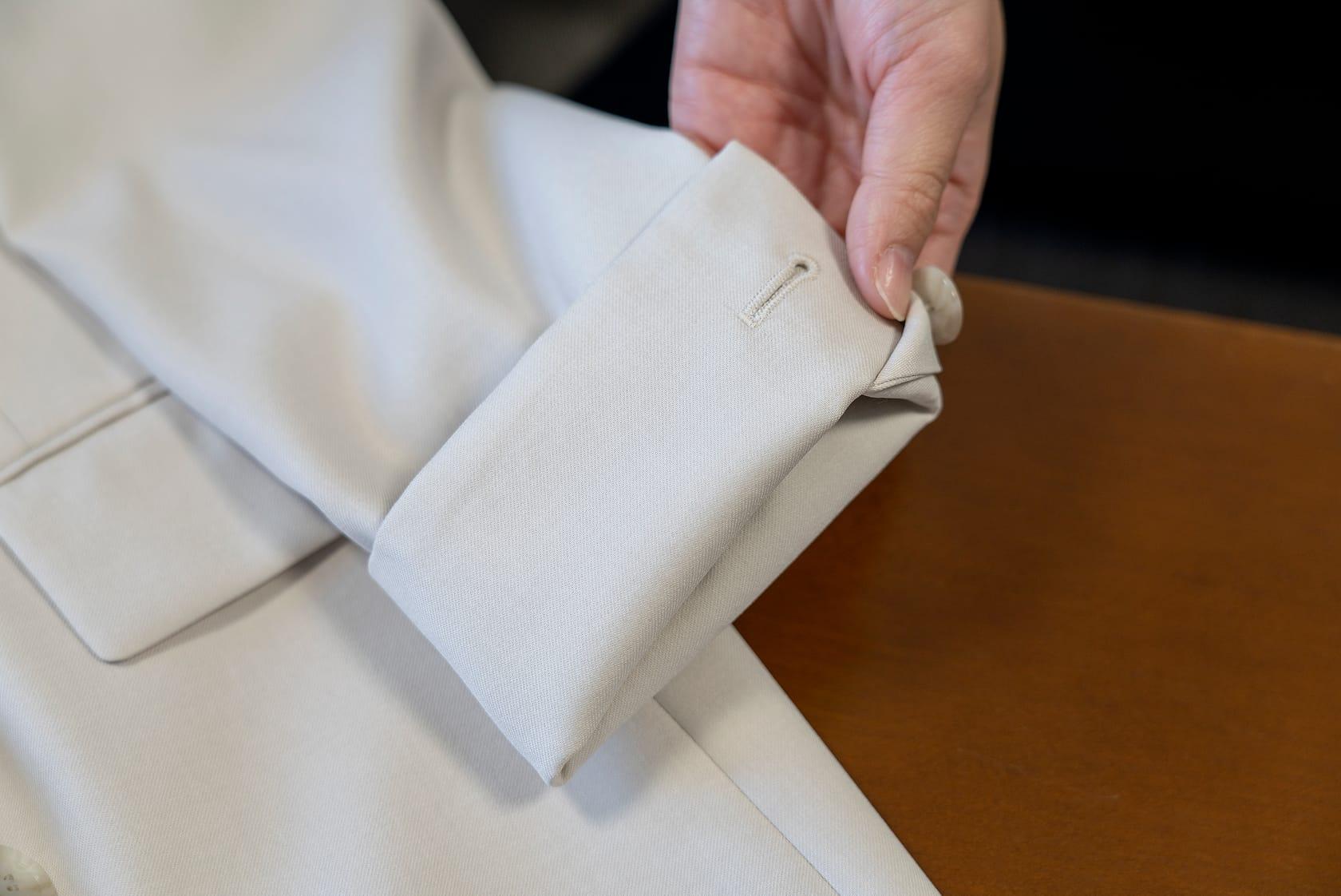袖を折った状態のジャケット。見た目にも涼しいデザイン