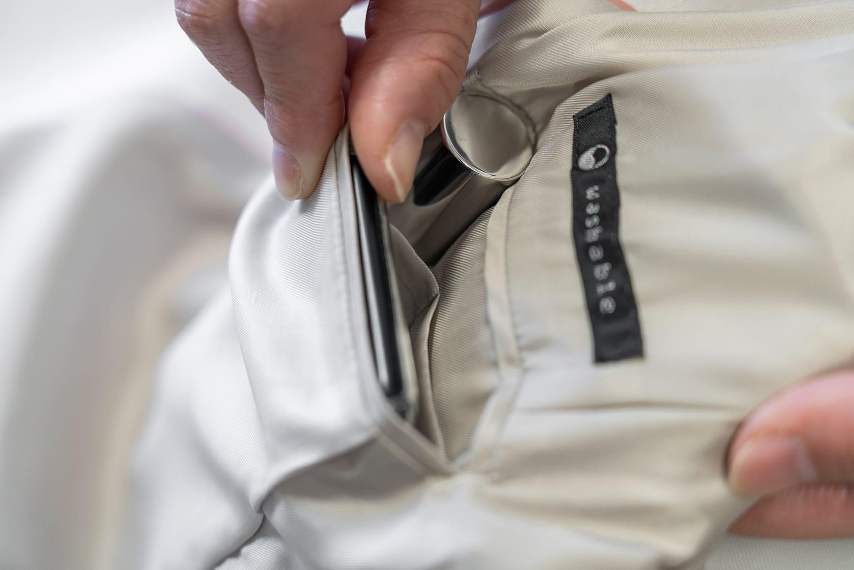 ポケットの詳細。リップなど小物を入れるポケットinポケットと腰の位置の内ポケット