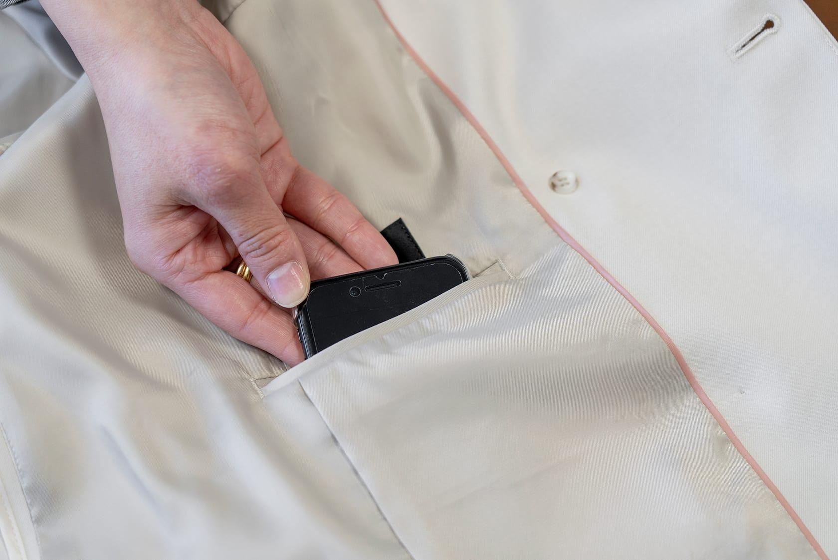 スマートフォンがすっぽり入るポケットサイズ。オフィスでの使いやすさを追求