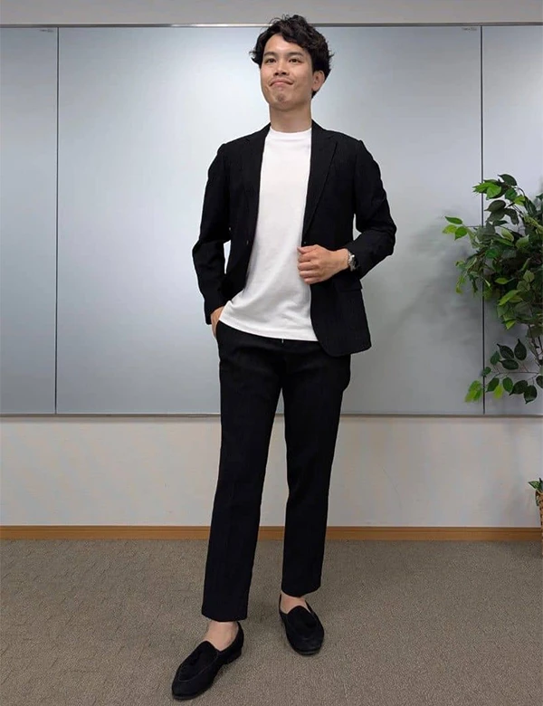 【黒地のセットアップでシンプルにまとめる】