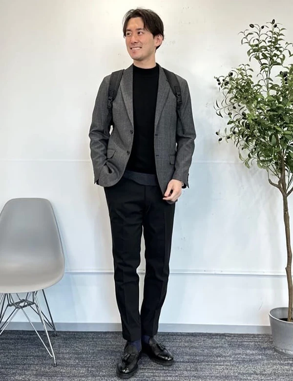 【ストレッチ素材のジャケットで動きやすさときちんと感を両立】