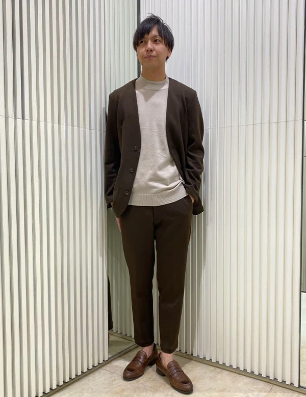 【茶系のワントーンコーデで秋冬らしいデザイン】