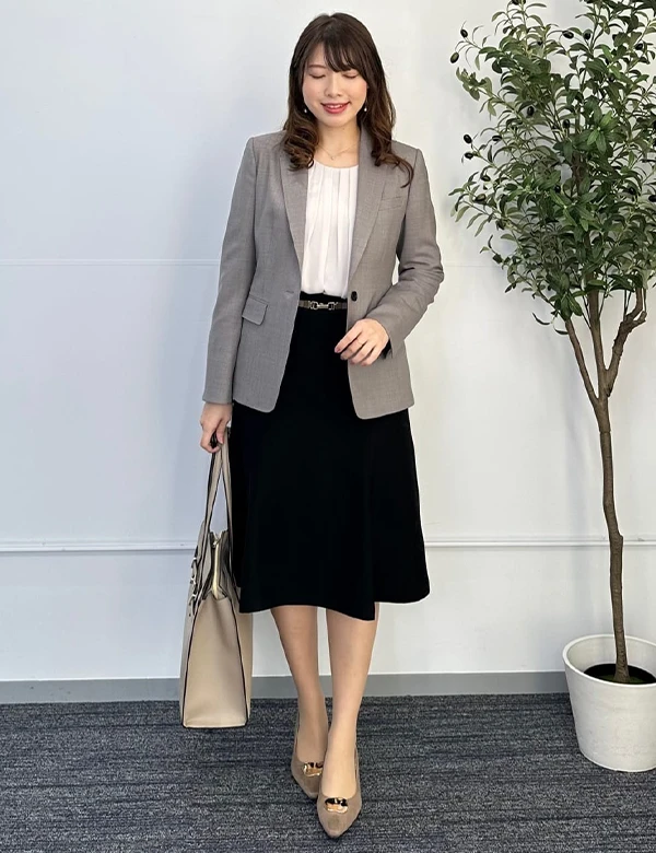 【グレージュ×黒でやわらかい印象に】