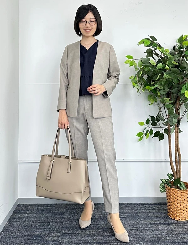 【清涼感のある素材のセットアップで夏らしく】