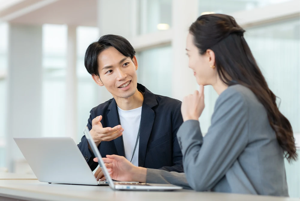 ビジネスカジュアルとは？ポイントや男女別おすすめコーディネートも紹介