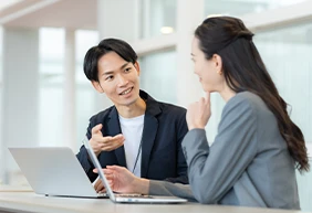 ビジネスカジュアルとは？ポイントや男女別おすすめコーディネートも紹介