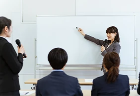 【質問例あり】就活の会社説明会って何するの？持ち物、服装のポイントもチェック