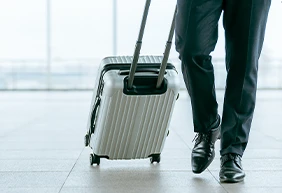 【画像つきで解説】シワになりにくいスーツのたたみ方と回復方法