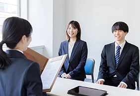 集団面接(グループ面接)とは？マナーや入退室の流れ、対策法を解説