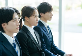 【新卒向け面接マナー】正しい入退室の流れやオンライン面接のマナーも紹介