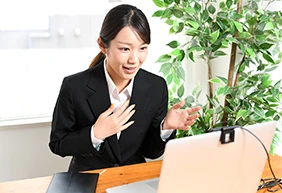 オンライン面接（Web面接）でもスーツは着るべき？服装のポイントや事前準備をチェック