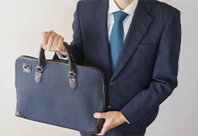 【面接で使うカバンの選び方】持ち方と置き方などのマナーとあわせてご紹介