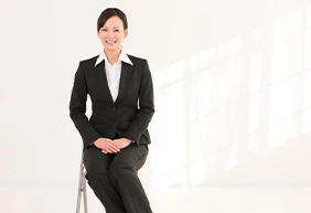 【女性向け】就活はパンツスーツでも問題ない？選び方やマナーを押さえて着用しよう