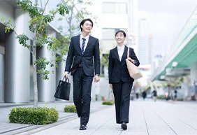 【OB/OG訪問の服装】スーツと私服どっちがよい？休日時のマナーについても解説